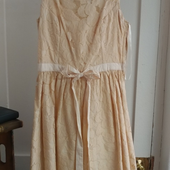 Lace dress - Picture 2 of 5